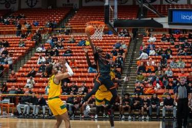 太平洋男子篮球运动员突破篮筐上篮